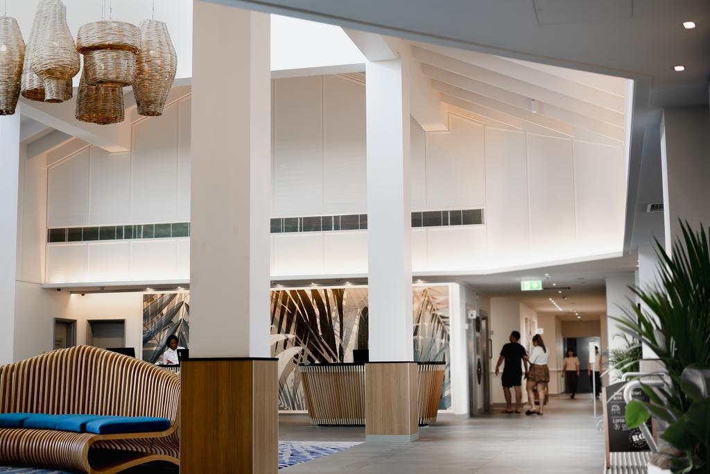 http://greatpacifictravels.com.au/hotel/images/hotel_img/11620215828Novotel Cairns lobby.jpg